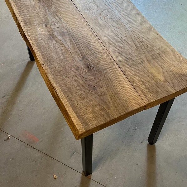 Table de cuisine en chêne ancien et pieds acier