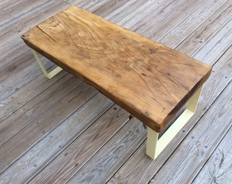 Petite table basse / meuble télé, en bois massif, pieds acier