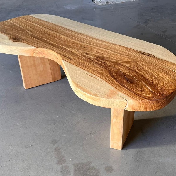 Table basse en bois massif en 1 planche forme organique / libre