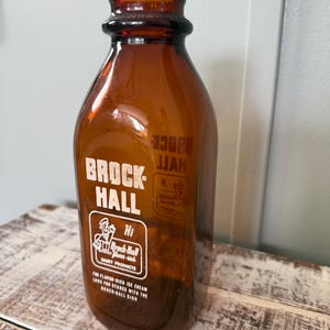 Brock Hall Dairy Farm melkfles van amberkleurig glas