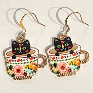 Hangoorbellen zwarte kat in bloem beker