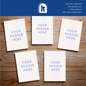 PSD-Mockup-Set mit 5 vertikalen Postkarten | Digitales Mockup mit Holzhintergrund | Intelligente Objekte | 2048 x 2048 Pixel