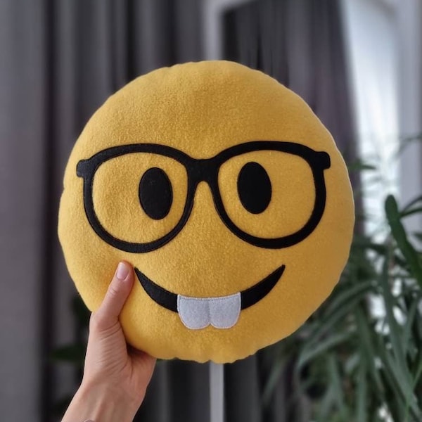 Nerd Face Emoji Kissen | Lächelndes Gesicht mit Brille