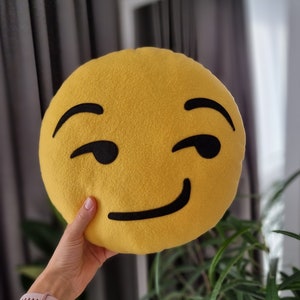 Sly Face Emoji Kissen | Selbstgefälliges Gesicht | Schmunzelndes Plüschgesicht