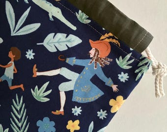Peter Pan - Uma aventura incrivelmente grande / Michael Miller / sacola de algodão com cordão / capa para roupas / bolsa para projetos / Rifle Paper Co. / bolsa de viagem