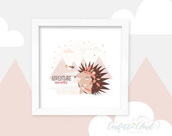 Aventura espera imagen imprimible, arte de la pared de la guardería, ilustración tribal linda, erizo con flecha y plumas imprimibles, decoración de la habitación de los niños