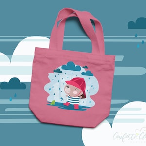 Puede incluir: Bolsa de tela rosa con una ilustración de dibujos animados de una niña con un sombrero de lluvia rojo y una camisa a rayas azul y blanca de pie bajo la lluvia. La niña sonríe y sostiene una sombrilla azul. El fondo es un cielo azul con nubes blancas y lluvia.