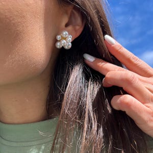pearl cluster earrings, multi pearl earrings, modern pearl earrings, elegant pearl studs
