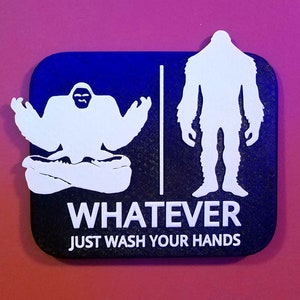 &quot;Zwei Bigfoot &quot;&quot;Was auch immer, nur die Hände waschen&quot;&quot; 3D gedrucktes Sasquatch Restroom Schild.&quot;