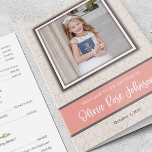 Pode incluir: Um programa rosa e branco para uma cerimônia de batismo com uma foto de uma menina segurando um livro. O programa inclui o nome Olivia Rose Johnson e a data 2 de outubro de 2021.