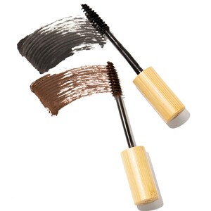 Puede incluir: Dos varitas de r&iacute;mel con mangos de bamb&uacute; se muestran sobre un fondo blanco. Una varita tiene r&iacute;mel negro y la otra marr&oacute;n. Se ven muestras de los colores del r&iacute;mel junto a cada varita.