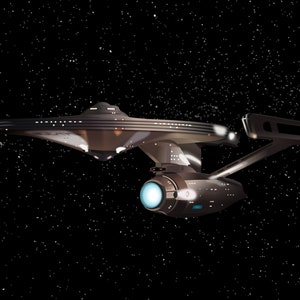 Puede incluir: Ilustración detallada de la Starship Enterprise, una nave espacial ficticia de la franquicia Star Trek, contra un fondo de cielo estrellado. La nave es gris con ventanas y góndolas iluminadas, y un deflector azul brillante.