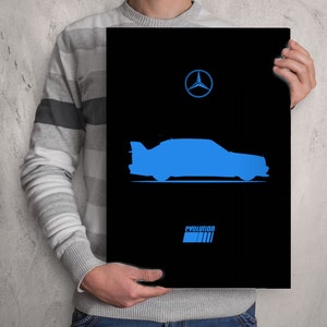 Może przedstawiać: Czarno-niebieski plakat z sylwetką samochodu Mercedes-Benz i napisem "Evolution" w kolorze niebieskim.