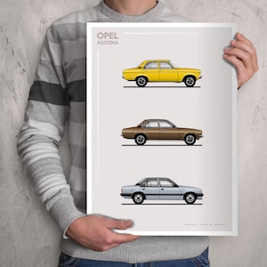 Könnte beinhalten: Ein Poster mit drei Generationen des Opel Ascona-Automodells. Das erste Auto ist gelb, das zweite braun und das dritte silber. Das Poster trägt den Text "Opel Ascona" oben.
