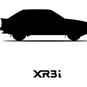 Può includere: Silhouette nera di un'auto classica, una berlina, su sfondo bianco. L'auto ha uno spoiler ed è etichettata "XR3i" in grassetto nero sotto l'auto.