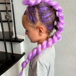 Kit de trenzas Rumi moradas: extensiones de cabello para cosplay, detalles dorados.