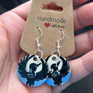 Minnesota Loon Widerstand gemalte Ohrringe auf Holz, Fundraiser
