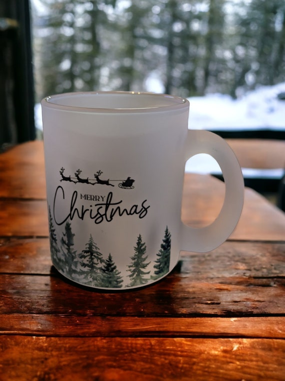 Glühwein Tasse 'Merry Christmas' mit Winterwald Motiv und Santa Claus mit Rentieren, stained Glass Tasse, Glastasse mit Frosteffekt