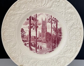 Wedgwood Duke University, plato de 10,5 pulgadas, 1937. Representa una vista de la capilla, 1930. Reino Unido. Excelente estado de conservación.