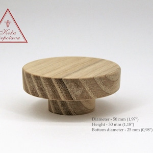Peut inclure: Un bouton en bois avec un diamètre de 50 mm et une hauteur de 30 mm. Le bouton a une base de plus petit diamètre de 25 mm.
