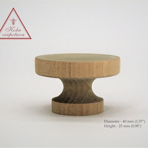 Peut inclure: Un bouton en bois avec un dessus rond et une base cylindrique. Le bouton a un diamètre de 40 mm et une hauteur de 25 mm.