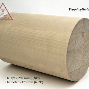 Puede incluir: Un cilindro de madera marr&oacute;n claro con un di&aacute;metro de 175 mm y una altura de 250 mm. El cilindro est&aacute; hecho de tablas de madera unidas.