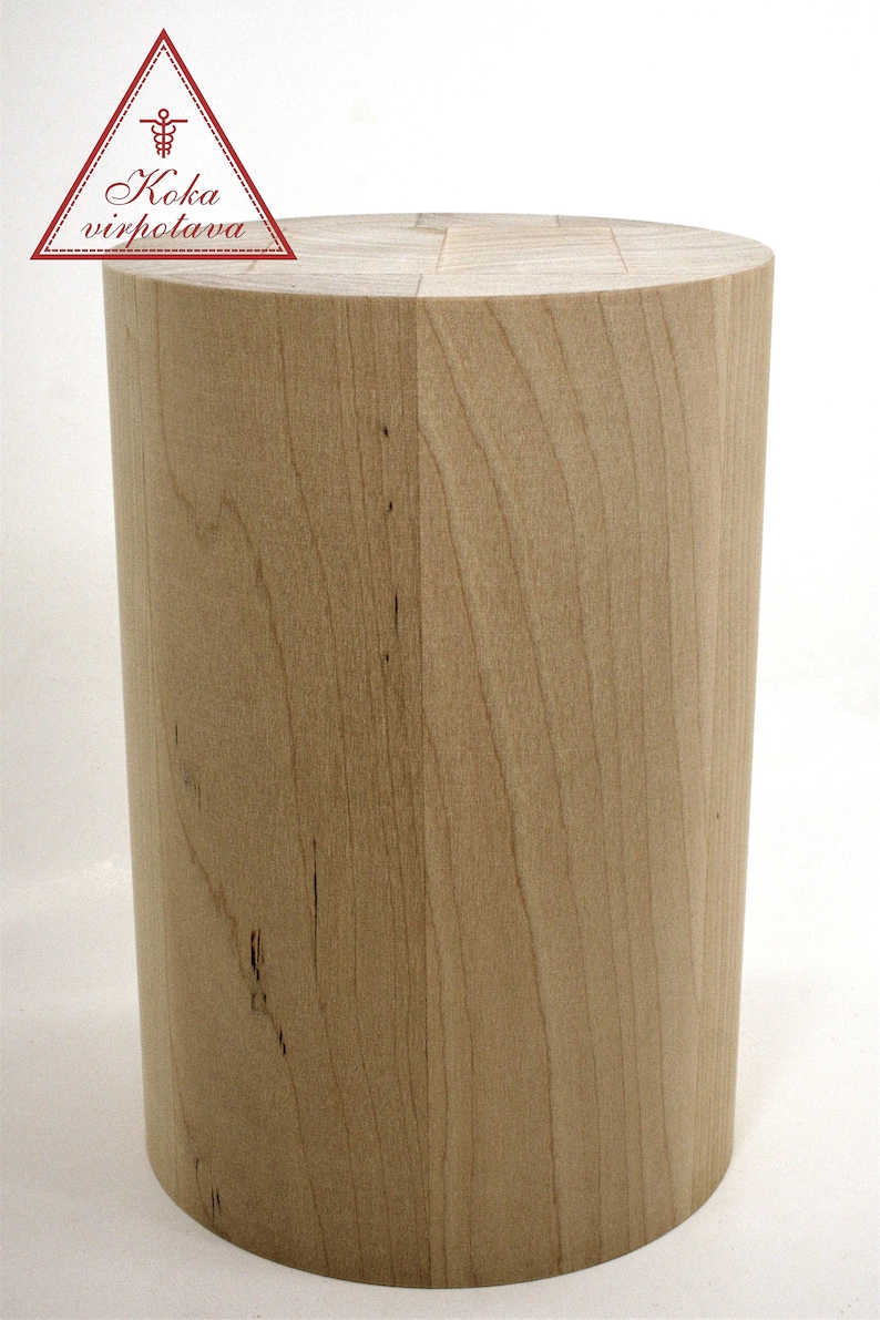 Puede incluir: Un cilindro de madera marr&oacute;n claro con una superficie lisa y una parte superior ligeramente redondeada.