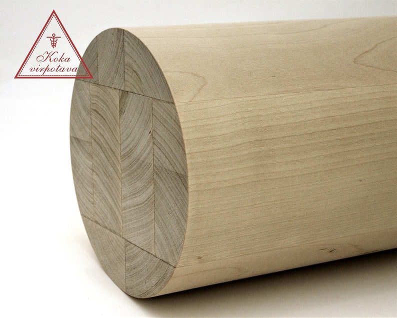 Puede incluir: Primer plano de un cilindro de madera marr&oacute;n claro con una superficie lisa. El cilindro est&aacute; hecho de varias piezas de madera que se han unido.