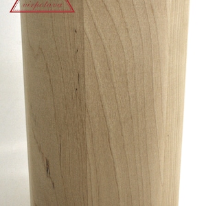 Puede incluir: Un cilindro de madera natural, posiblemente un bloque de carnicero o una tabla de cortar, con una superficie lisa de color marr&oacute;n claro. La veta de la madera es visible y tiene un aspecto natural y r&uacute;stico.