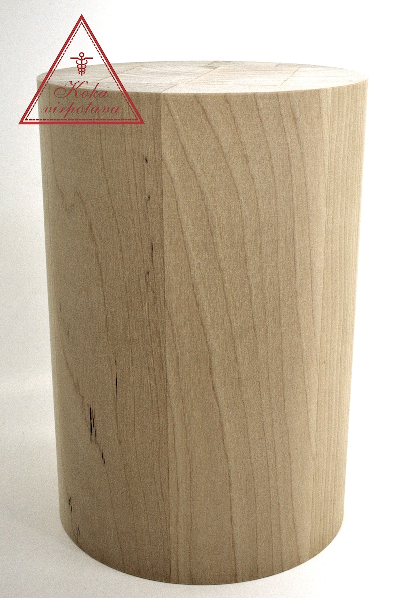 Puede incluir: Un cilindro de madera natural, posiblemente un bloque de carnicero o una tabla de cortar, con una superficie lisa de color marr&oacute;n claro. La veta de la madera es visible y tiene un aspecto natural y r&uacute;stico.