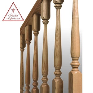 Puede incluir: Primer plano de un conjunto de balaustres de madera con un diseño torneado. Los balaustres son de color marrón claro y tienen un acabado liso.