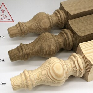 以下が含まれることがあります： 異なる木の種類、アッシュ、オーク、パインの3つの木製フィニアル。フィニアルはすべて同じ形ですが、木目と色は異なります。フィニアルは、アッシュ、オーク、パインの順に左から右に配置されています。