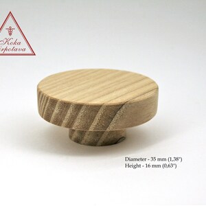 Peut inclure: Un bouton rond en bois avec un diamètre de 35 mm et une hauteur de 16 mm. Le bouton est en bois clair avec un motif de grain naturel.