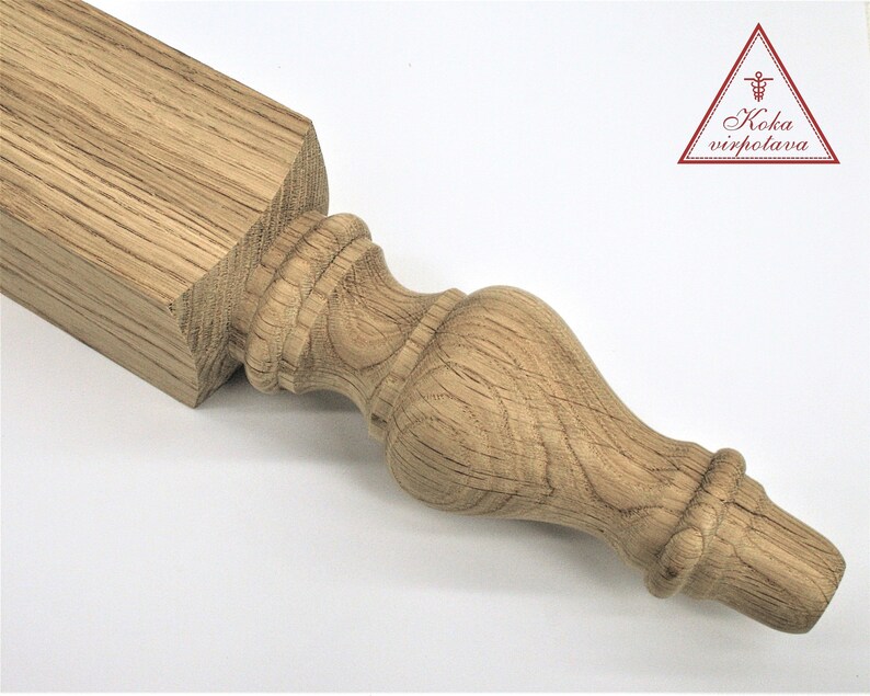 以下が含まれることがあります： 正方形のベースと装飾的な旋削された球根状のトップを持つ木製の家具の脚