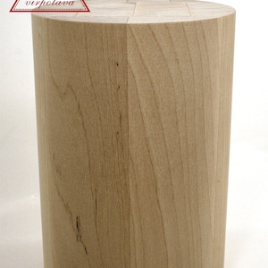 Puede incluir: Un cilindro de madera marr&oacute;n claro con una superficie lisa y una parte superior ligeramente redondeada. El cilindro est&aacute; hecho de madera de arce.