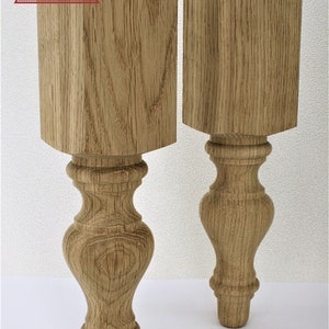 以下が含まれることがあります： 正方形の天板と、旋盤で加工された、溝の入った膨らんだ下部を持つ、木製のテーブル脚が2本です。