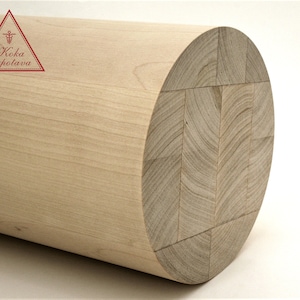 Puede incluir: Primer plano de un cilindro de madera clara con un patr&oacute;n de veta cruzada. El cilindro est&aacute; hecho de varias piezas de madera que se han unido.