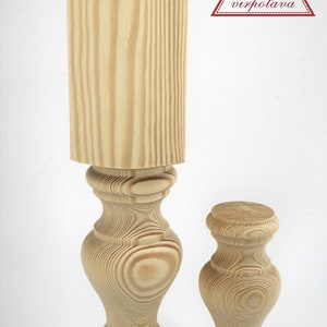 以下が含まれることがあります： 木製のテーブル脚が2本、1本は高く、もう1本は低く、旋盤加工が施されています。高い方の脚は#40_b、低い方の脚は#40_aとラベル付けされています。