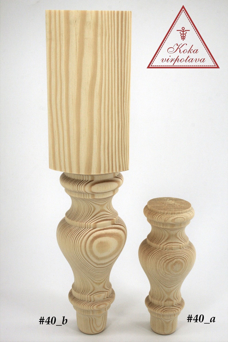 以下が含まれることがあります： 木製のテーブル脚が2本、1本は高く、もう1本は低く、旋盤加工が施されています。高い方の脚は#40_b、低い方の脚は#40_aとラベル付けされています。