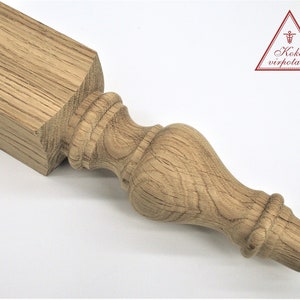 以下が含まれることがあります： 正方形のベースと装飾的な旋盤加工された球根状のトップを持つ木製の家具の脚