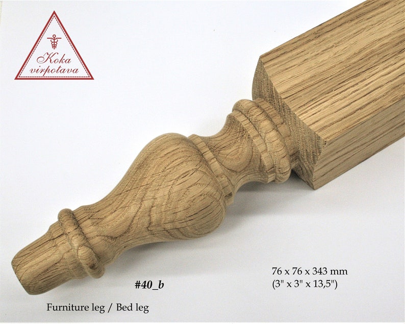 以下が含まれることがあります： 76 mm &times; 76 mm &times; 343 mm の寸法の、旋盤加工されたデザインの木製家具の脚。脚は、薄い茶色の自然な木で作られています。 #40_b 家具の脚 / ベッドの脚