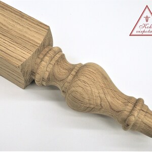 以下が含まれることがあります： 正方形のベースと装飾的な旋削された球根状のトップを持つ木製の家具の脚