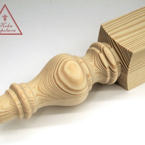 以下が含まれることがあります： 装飾的な丸みを帯びたトップと正方形のベースを持つ木製の家具の脚