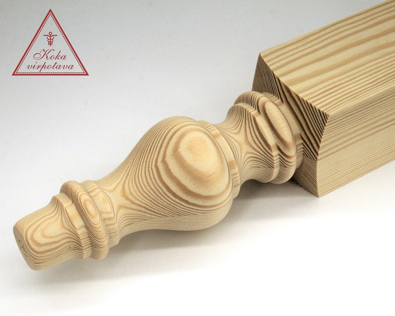 以下が含まれることがあります： 装飾的な丸みを帯びたトップと正方形のベースを持つ木製の家具の脚