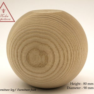 Op de afbeelding: Een ronde houten meubelpoot of -voet, gemaakt van licht hout met een natuurlijke afwerking. Het meet 80 mm hoog en 90 mm in diameter.