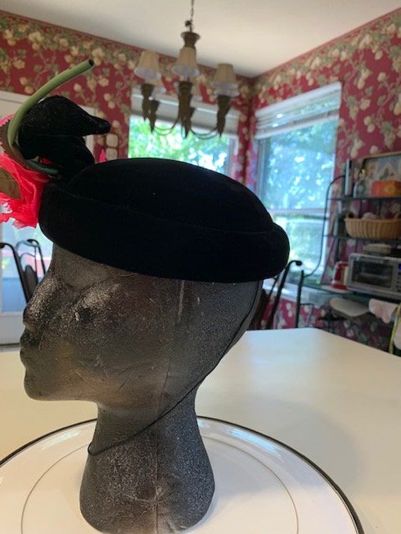 Charming Vintage 1950's Velvet Doree Hat - image 4