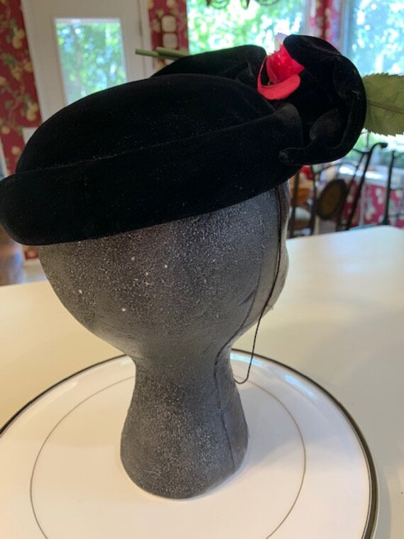 Charming Vintage 1950's Velvet Doree Hat - image 8