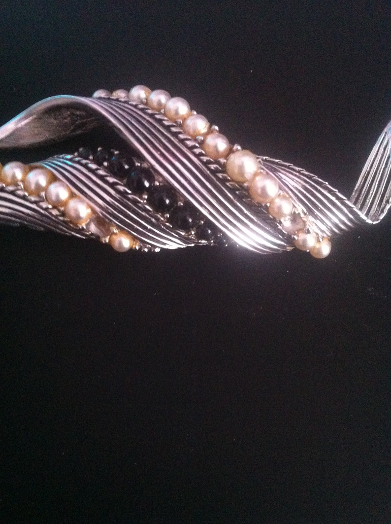 Vintage Avon Abstract Modernistic Beige /& Black Faux Mini Pearl Silver Metal Large Brooch With Matching Clip-On Earrings