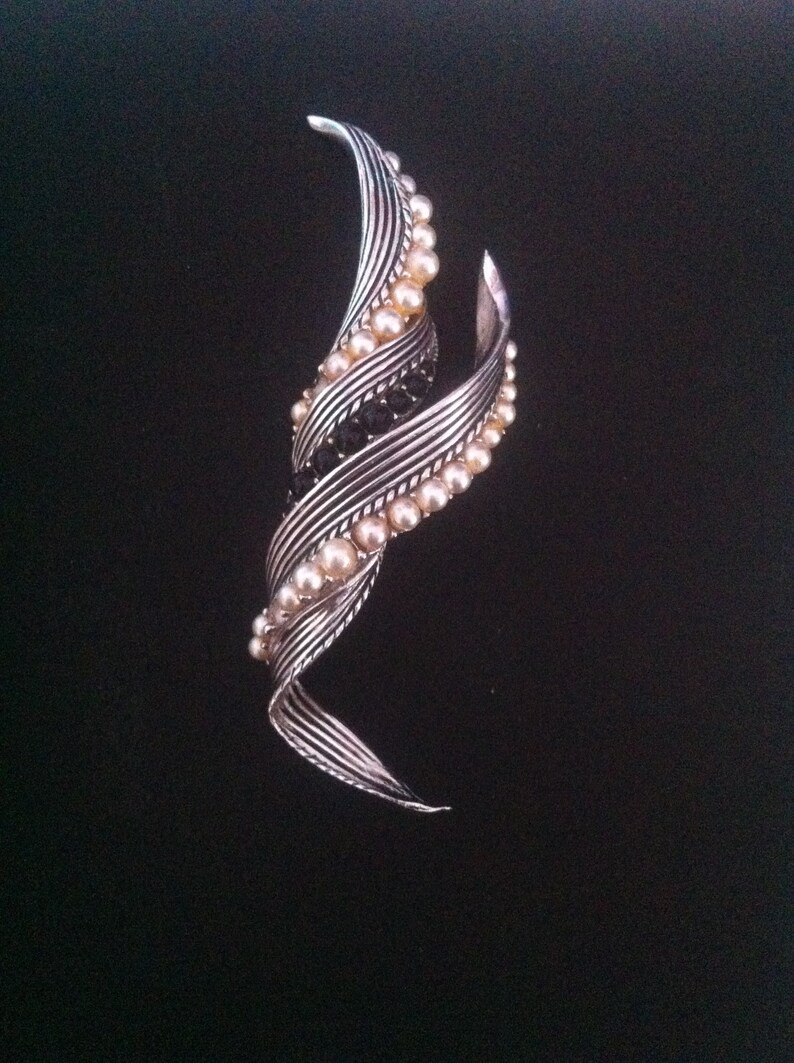 Vintage Avon Abstract Modernistic Beige /& Black Faux Mini Pearl Silver Metal Large Brooch With Matching Clip-On Earrings
