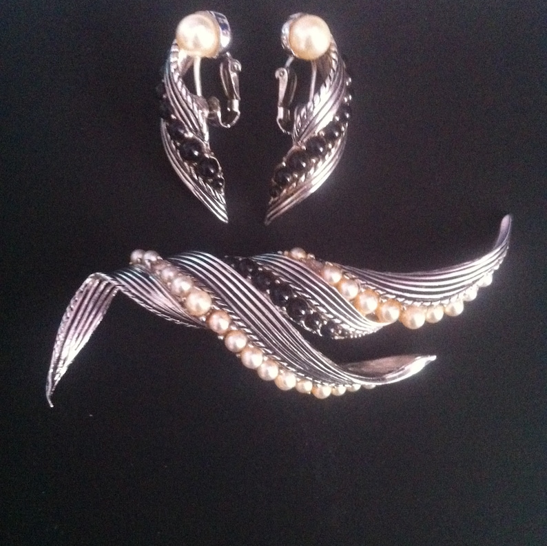 Vintage Avon Abstract Modernistic Beige /& Black Faux Mini Pearl Silver Metal Large Brooch With Matching Clip-On Earrings